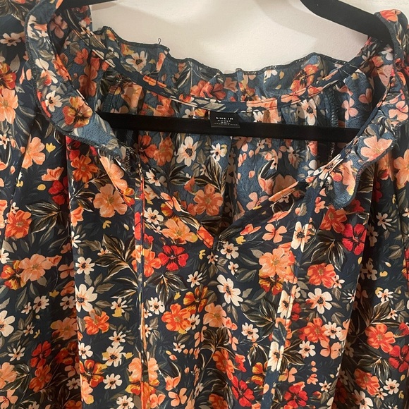 Floral Top - Picture 5 of 7